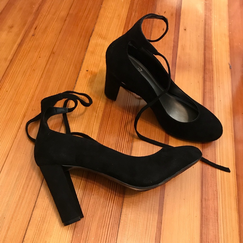 NWOT chunky ankle tie heel